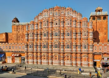 Front-facade-of-Palace-of-the-Winds-Hawa-Mahal-Jaipur-Rajasthan-India